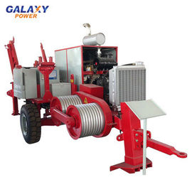 Puxando o cabo 9T de ADSS/OPGW que amarra o equipamento para linhas elétricas aéreas