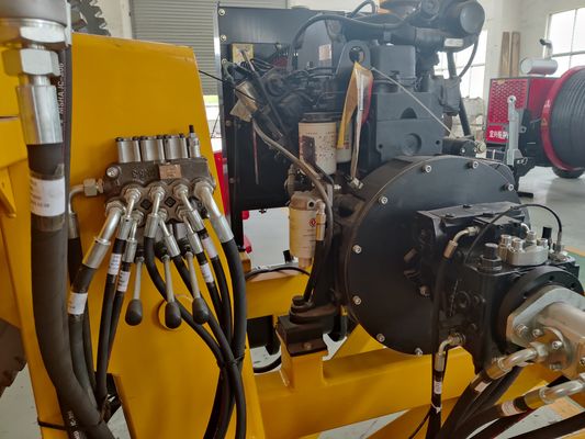 Amarrando o equipamento para o número aéreo 2x12 do sulco das linhas elétricas